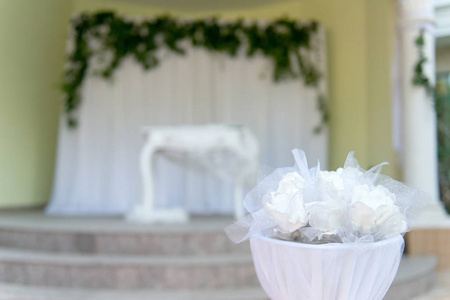 优雅的白色婚礼祭坛巴洛克式的桌子与白色花边选择性焦点, 文本空间
