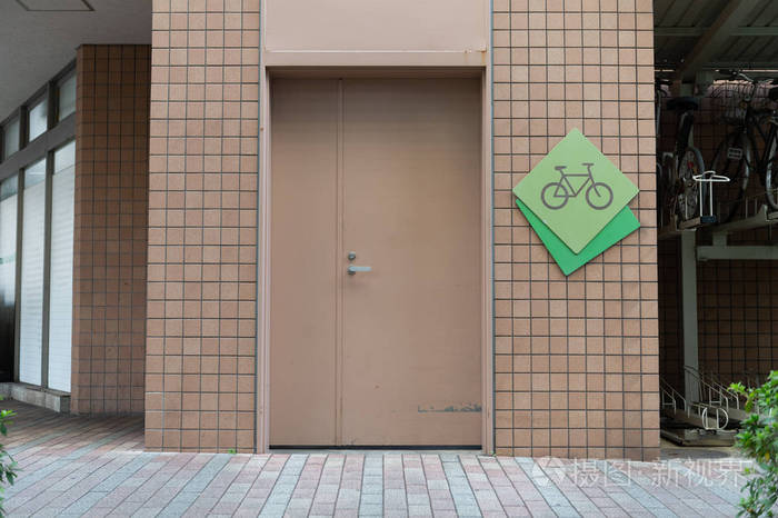 街墙和门旁的人行道