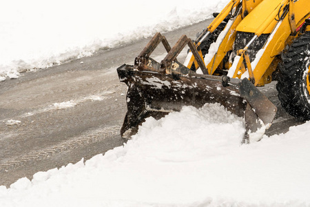 清除积雪。轮式装载机或车辆在冬季从道路上清除积雪。