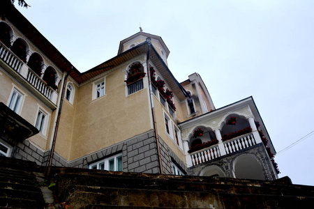 圣安娜罗希亚修道院的东正教圣像。修道院坐落在山坡上的一个自然的地方。它建于1926年