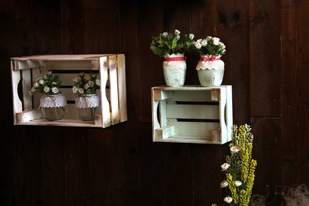 木墙上的木架上有花的花瓶