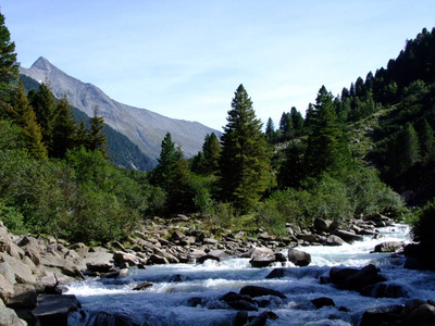 欧洲奥地利山区的野溪，石岩景观