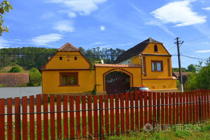 典型的农村景观和农民住房在Bradeni，亨多夫，黑根多夫，特兰西瓦尼亚，罗马尼亚。这个定居点是12世纪中叶撒克逊殖民者建立的