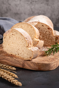 鲜香的面包摆在桌上..食物概念。面包，面包和面包的硬面包。烘焙面包的分配。