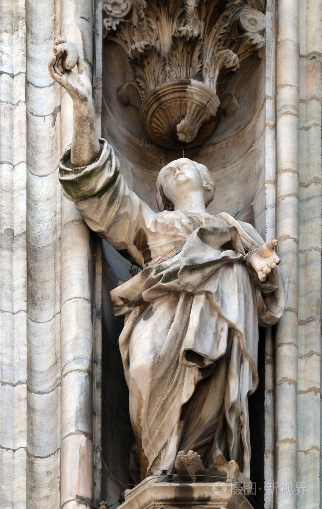 米兰大教堂正面的圣像意大利隆巴迪米兰
