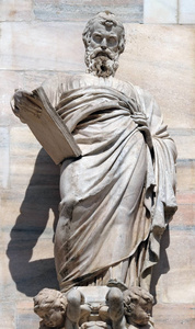 耶稣降生的立面圣马太福音传道者雕像上的米兰大教堂圣玛丽亚,新生的