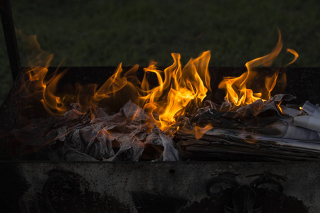 文件烧毁. 火灵之舞. 点燃纸张.照片