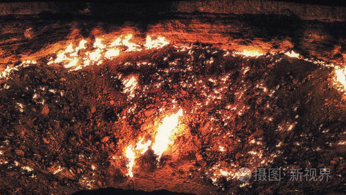 在卡拉库姆沙漠的德韦泽燃烧甲烷气体陨石坑. 土库曼斯坦的地狱之门.