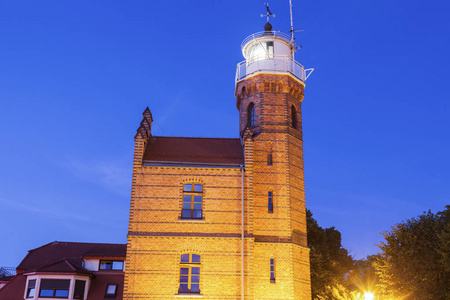 晚上乌斯特卡的灯塔。 乌斯塔卡波美拉尼亚波兰。