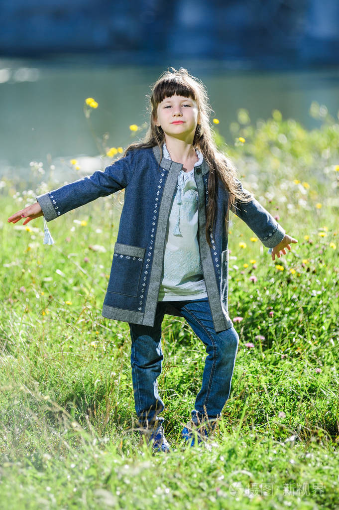 穿着民族服装的快乐的乌克兰小女孩