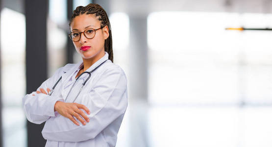 一位年轻的黑人医生的肖像，她非常生气和不安，非常紧张，尖叫，愤怒，消极和疯狂