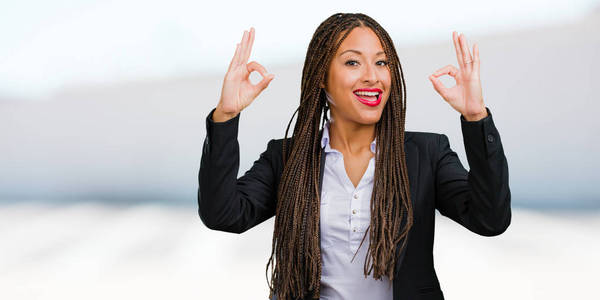 一位年轻的黑人商业女性的肖像，开朗自信，做得好，手势，兴奋和尖叫，认可和成功的概念。