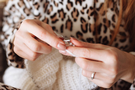 那个女人手里在织毛衣. 针织针. 快关门. 天然羊毛. 横向照片.