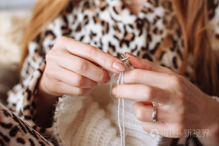 那个女人手里在织毛衣. 针织针. 快关门. 天然羊毛. 横向照片. 自由职