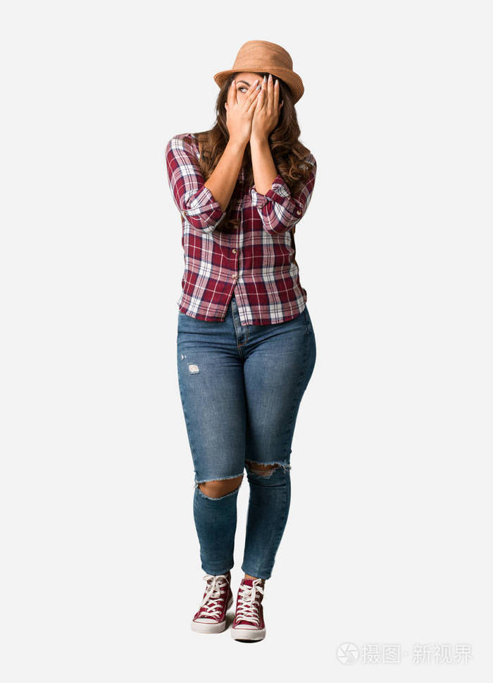 全身年轻的旅行者曲线美的女人感到担心和害怕