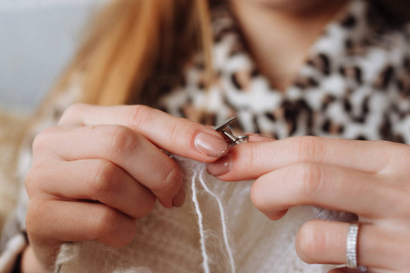 那个女人手里在织毛衣. 针织针. 快关门. 天然羊毛. 横向照片.