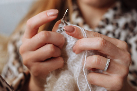 那个女人手里在织毛衣. 针织针. 快关门. 天然羊毛. 横向照片.
