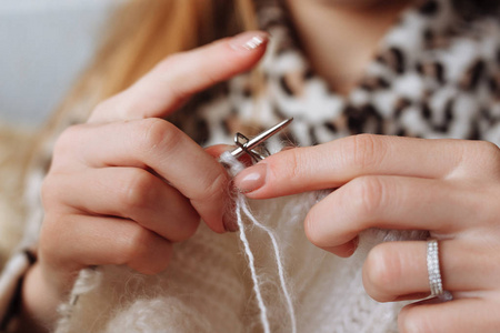 照片的毛衣那个女人手里在织毛衣. 针织针. 快关门. 天然羊毛.