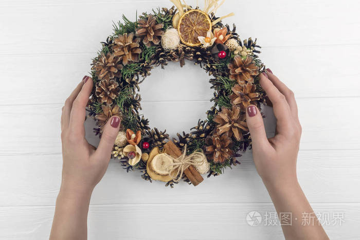 木制背景上圣诞花环的概念照片