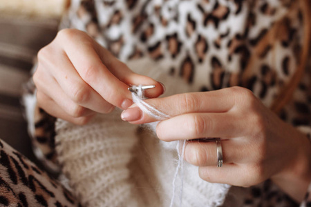 那个女人手里在织毛衣. 针织针. 快关门. 天然羊毛. 横向照片.