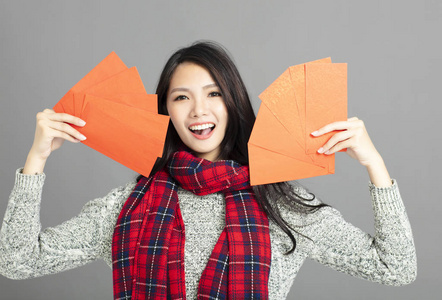 中国新年的亚洲女人带红包
