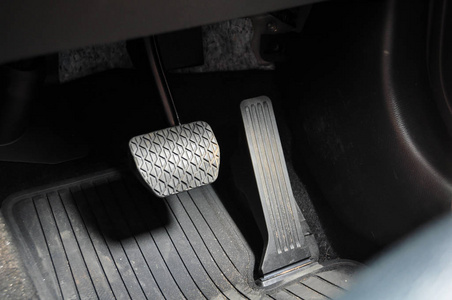 刹车踏板汽车油门和刹车踏板的近距离射击照片