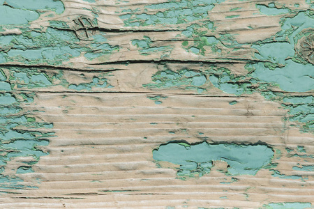 蓝色绿松石浅色背景。 旧木地板上剥落的油漆