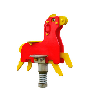 有弹簧的马. 在白色背景上隔离的金属螺旋上摆动照片