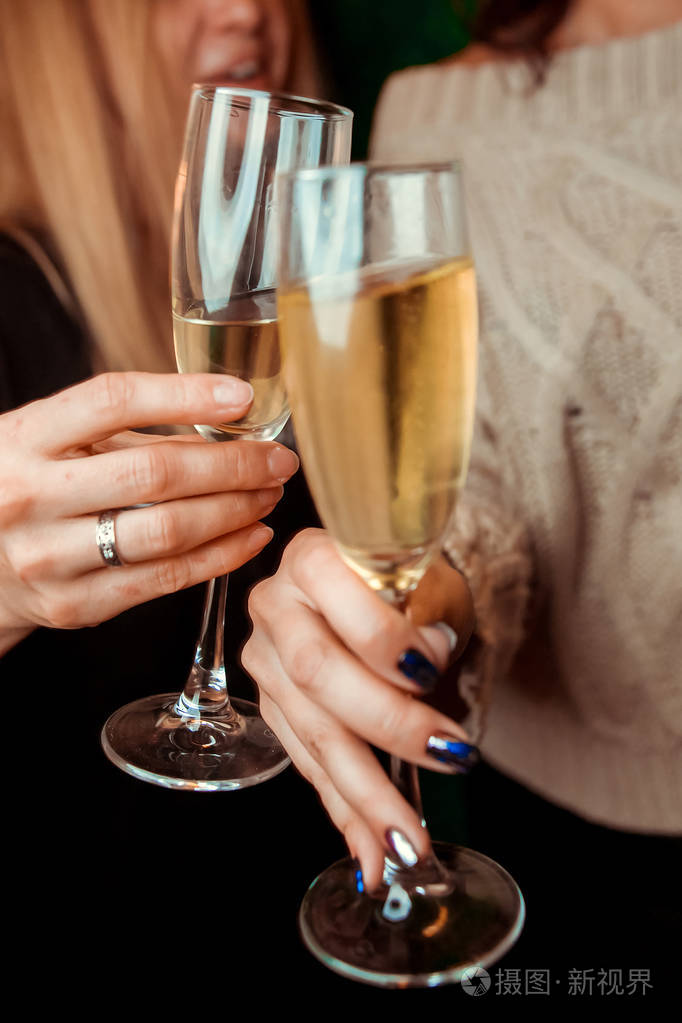 拿着香槟或葡萄酒庆祝和品尝以纪念婚礼或其他庆祝活动的人的手.