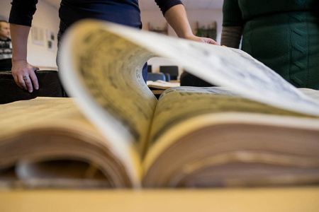 翻得把书页翻得很近的人照片