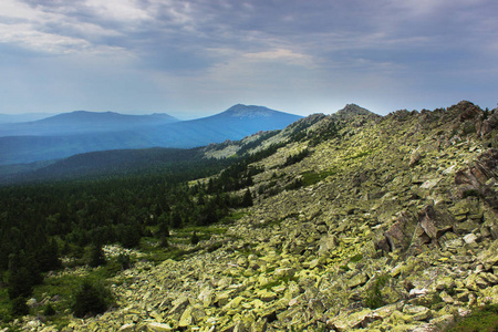 山峰范围景观。 绿色山脉景观。 山顶蓝天白云全景