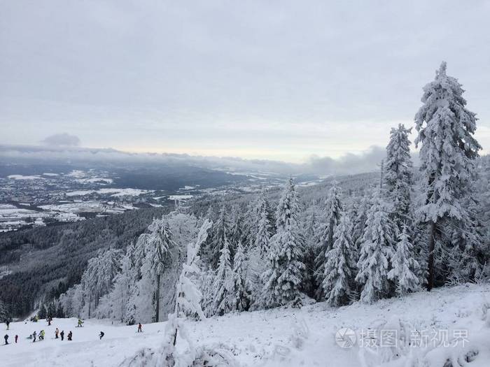 捷克共和国受干扰的山顶冬季景观