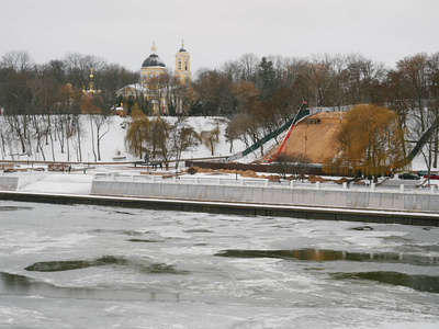 戈梅尔白俄罗斯2018年11月28日冬季路堤全景。