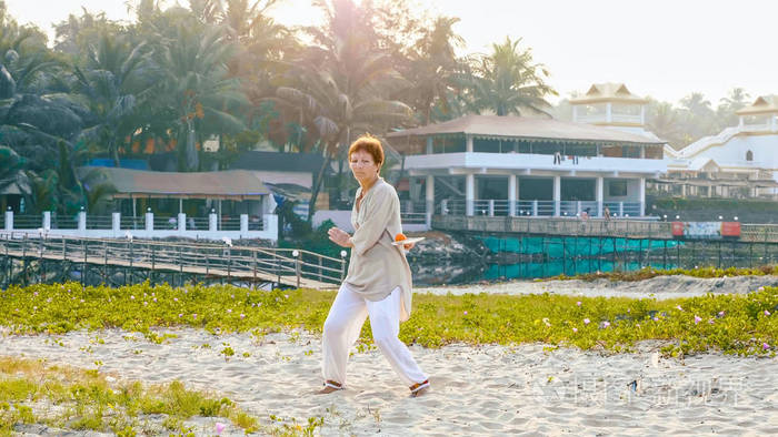 高级女子练习太极拳球户外