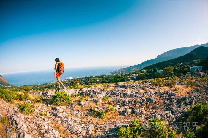 爬到顶端. 去风景如画的地方旅行. 游客对抗天空和大海.