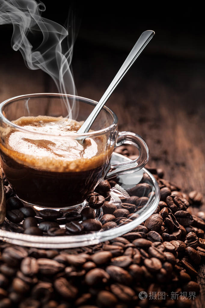 热气腾腾的浓缩咖啡