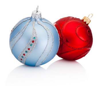蓝色和红色圣诞装饰鲍布孤立在白色背景上