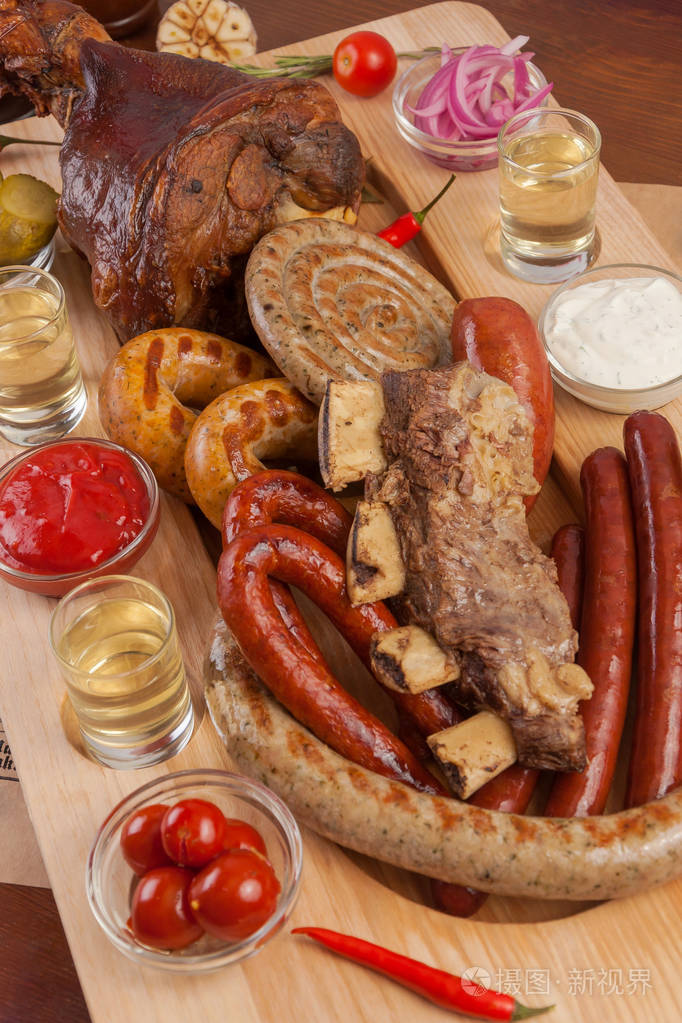 烤的香肠搭配开胃在盘子上octoberfest传统的食物美味烤的香肠德国