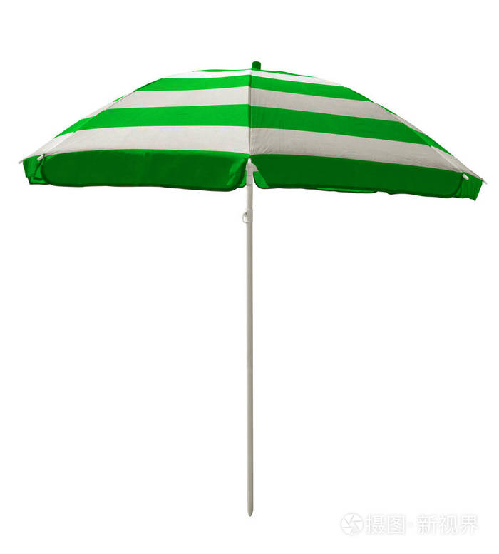 绿色条纹海滩伞隔离在白色上。 包括裁剪路径。