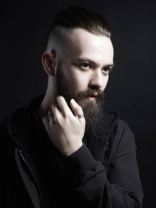 时尚的男人,有时尚的发型. 英俊的男孩,残忍的胡须嬉皮士. 理发店照片