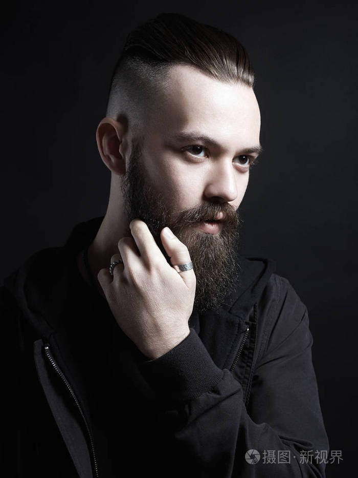 时尚的男人,有时尚的发型. 英俊的男孩,残忍的胡须嬉皮士. 理发店