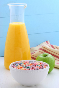 美味营养的谷物循环与健康的有机橙汁