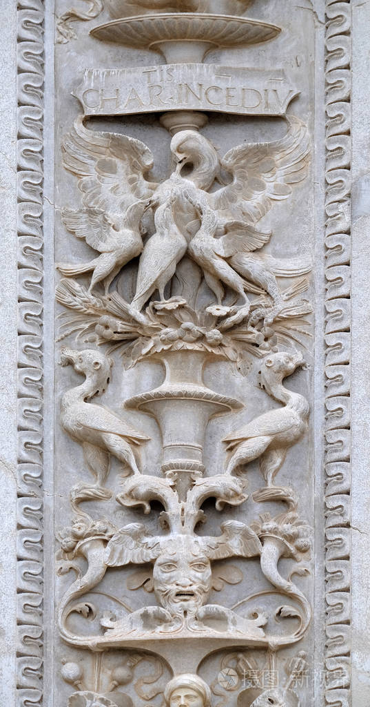 瑞士卢加诺圣劳伦斯大教堂入口的浮雕