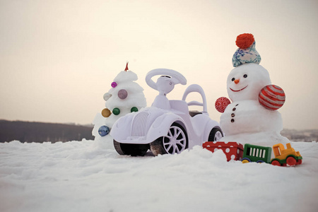 雪人和玩具车上白雪皑皑的背景