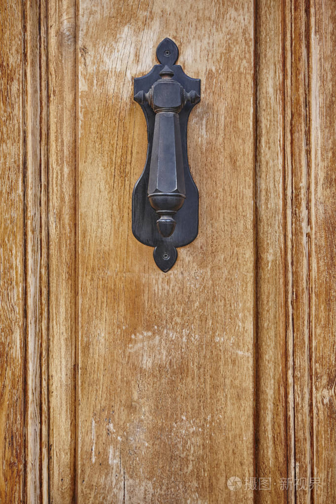古董金属门把手在老式木门上. 时尚装饰照片-正版商用图片15158m-摄图