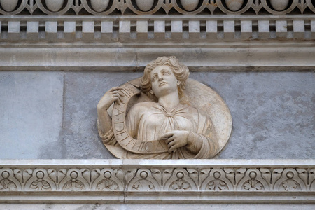 瑞士卢加诺圣劳伦斯大教堂门户上的德尔菲西比尔浮雕