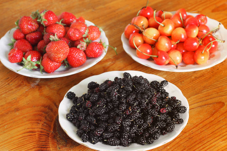 盘子里的浆果。 樱桃草莓。 桑桑