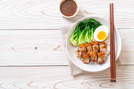 酥脆的猪肉肚，上面的米饭，亚洲食品风格