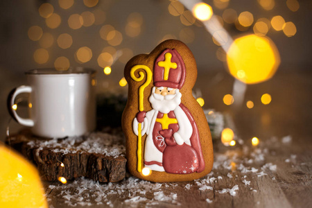 假日传统食品面包店。 姜饼天主教牧师在舒适的装饰与花环灯和一杯热咖啡。