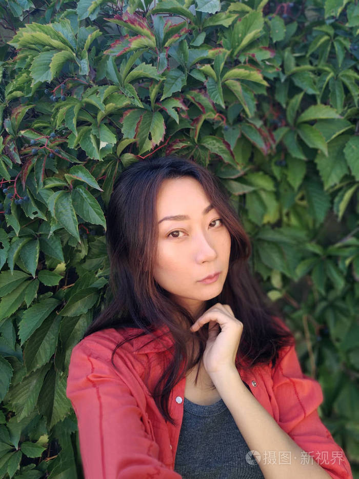 美丽的亚洲女人在大自然上自拍